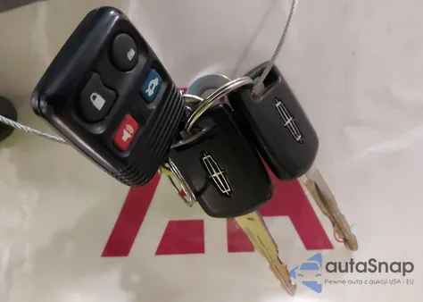 2005 Lincoln Town Car Signature Limited from USA, damaged, VIN 1LNHM82W85Y624625